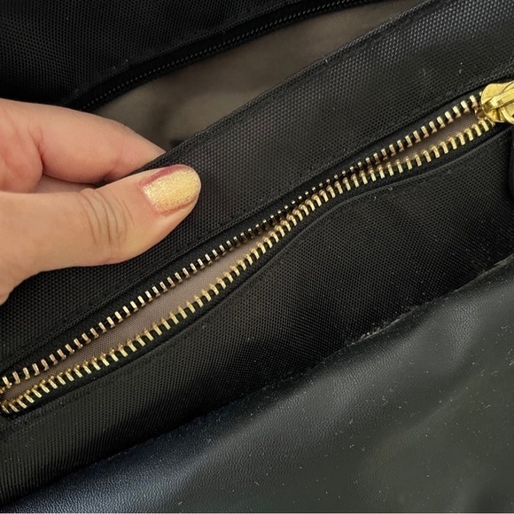 SKIP HOP Multifunction Large Crossbody Shoulder Diaper Bag in Black - Picture 7 of 11